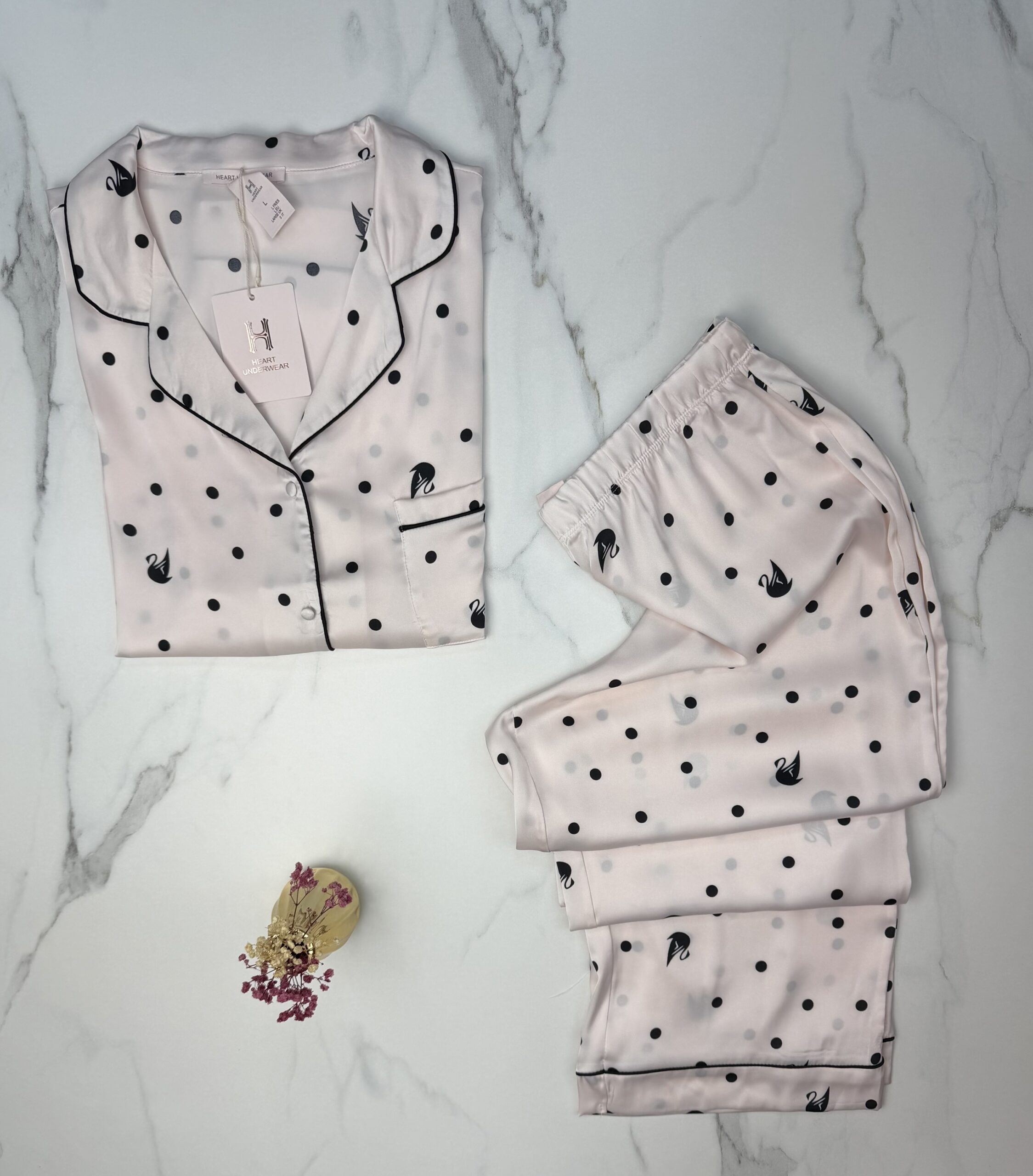 Pyjama boutonné en satin " Rose " – Image 2