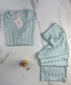 Alternative view of Pyjama boutonné en satin " Vert "