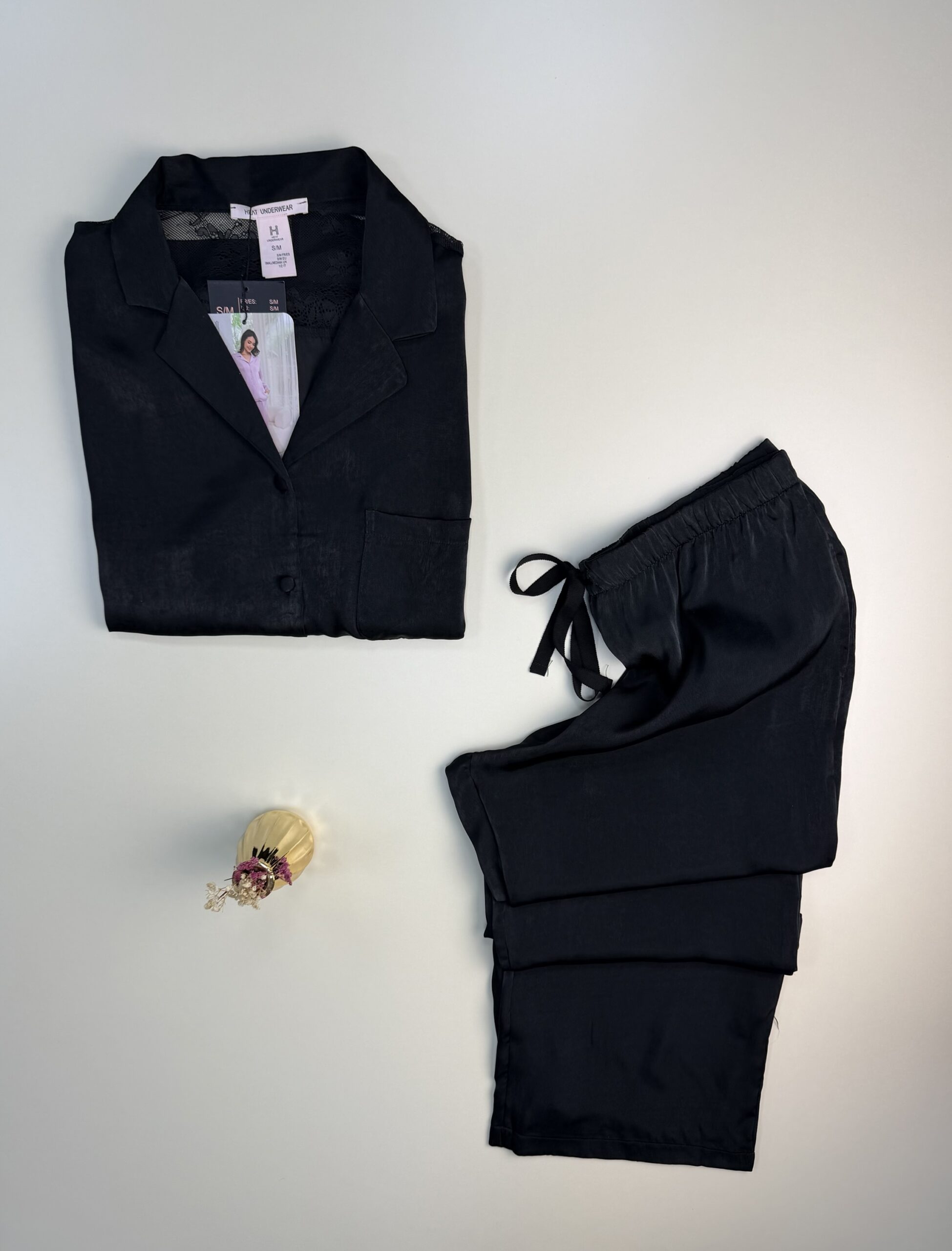 Pyjama boutonné en satin " Noir " – Image 2