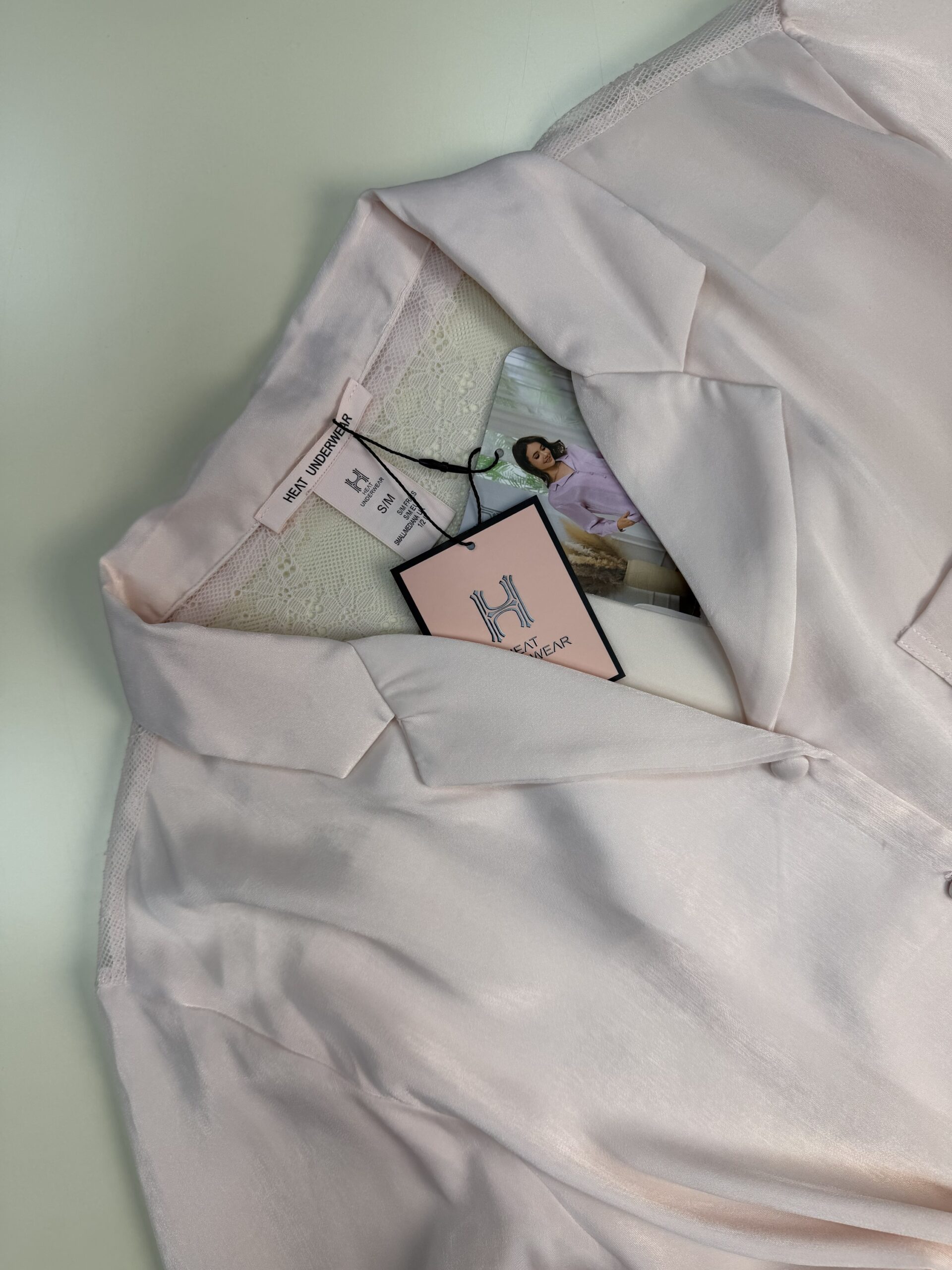 Pyjama boutonné en satin " Rose " – Image 3