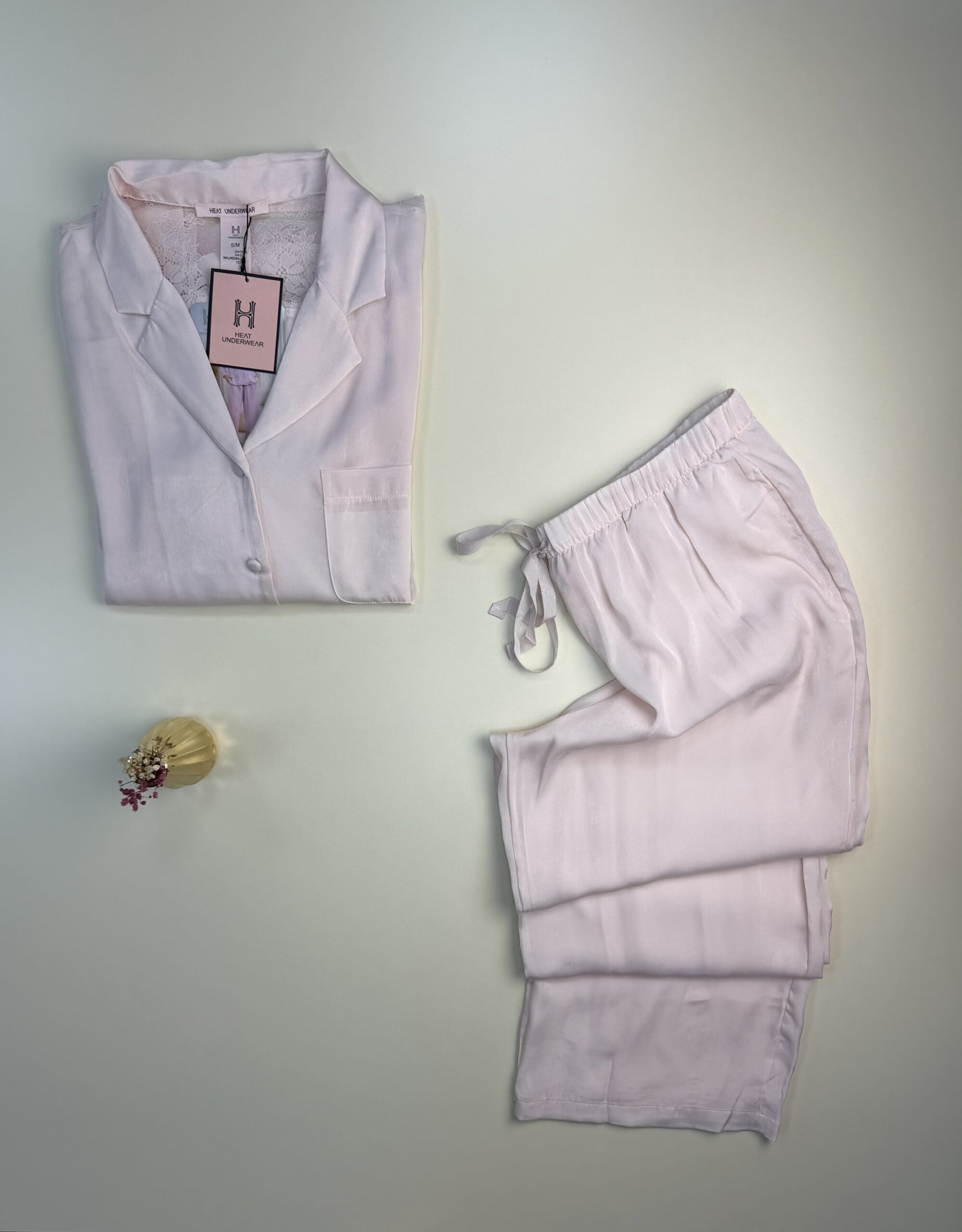 Pyjama boutonné en satin " Rose " – Image 2