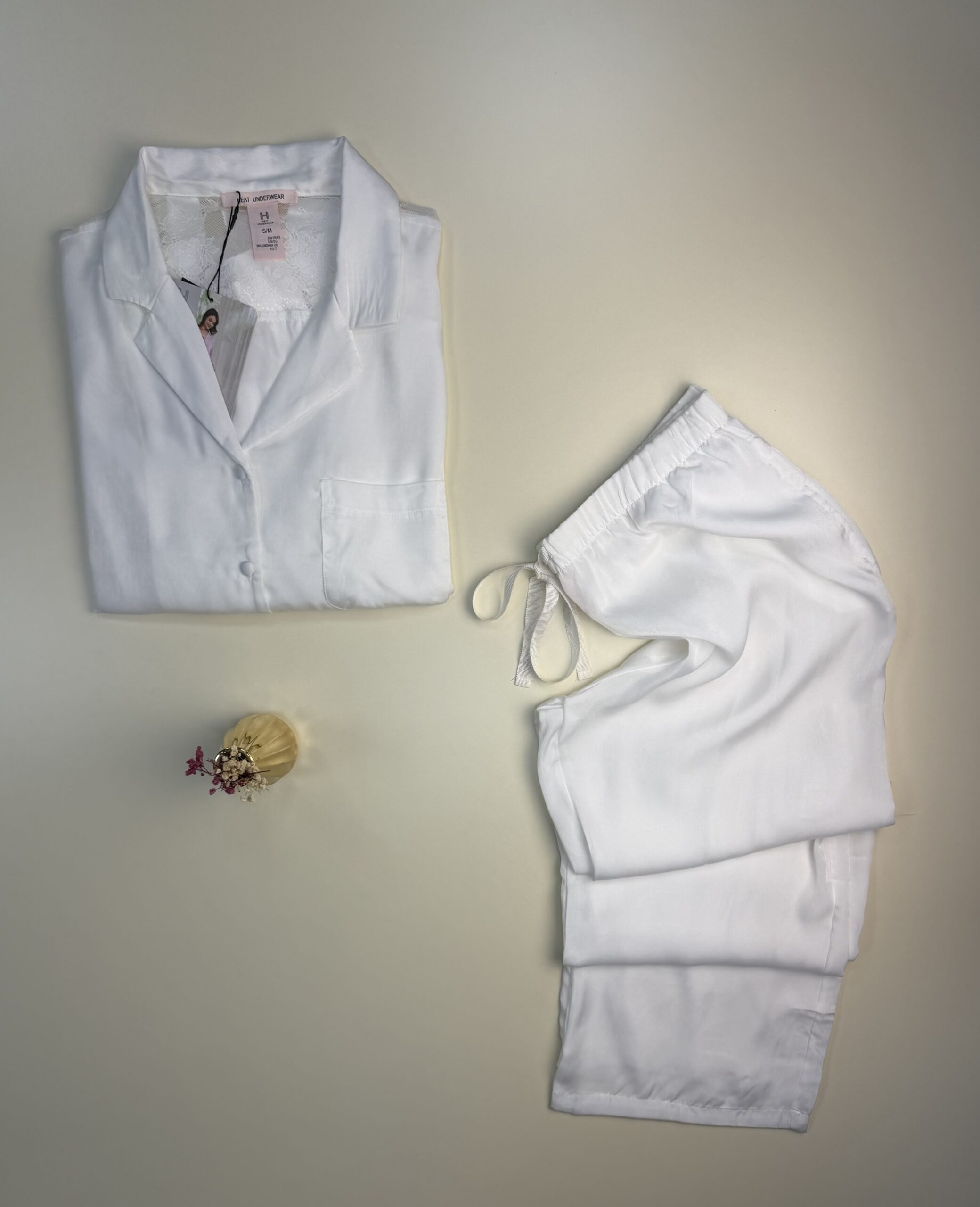 Pyjama boutonné en satin " Blanc " – Image 2