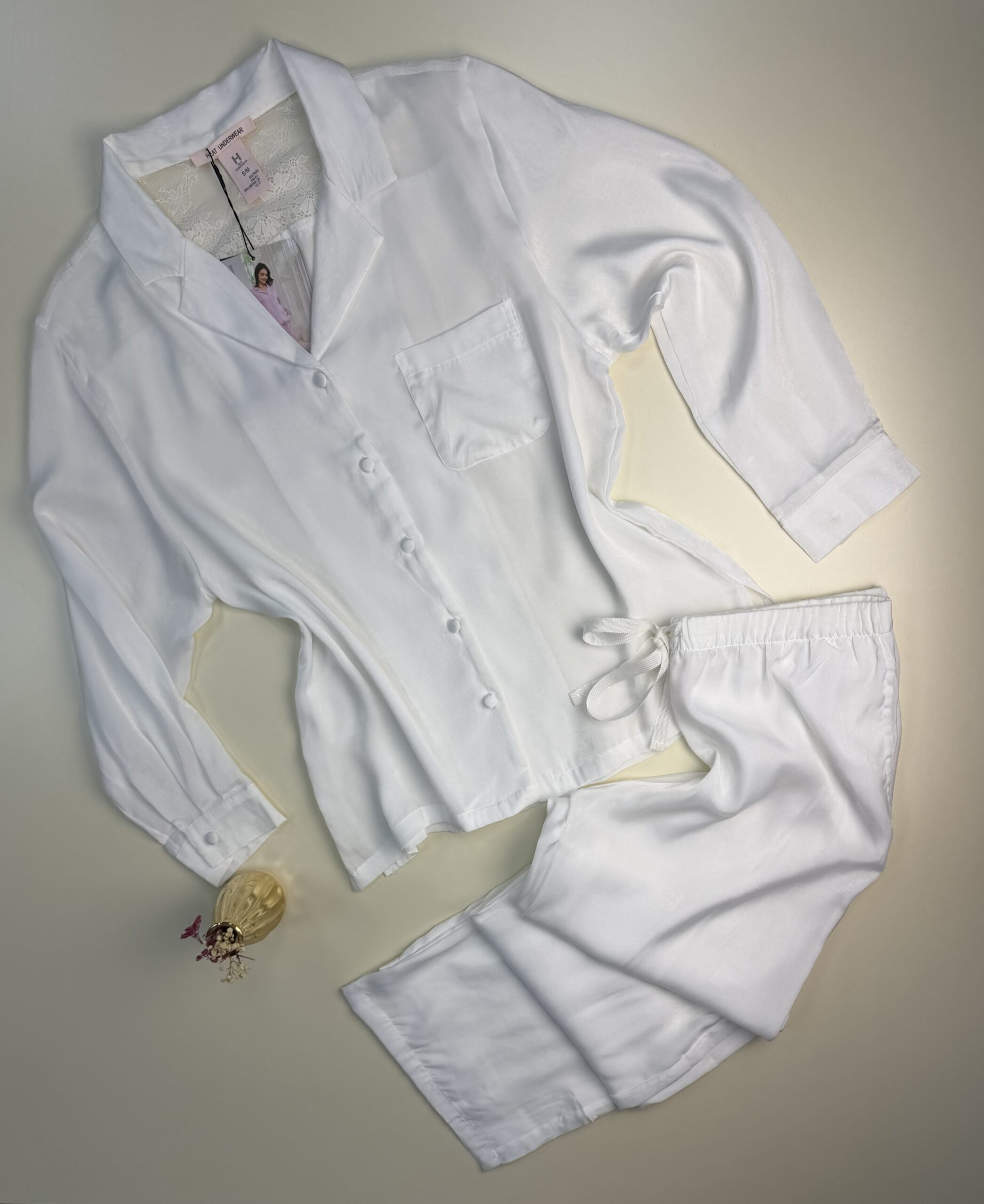 Pyjama boutonné en satin " Blanc " – Image 3