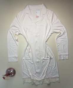 Alternative view of Chemise de nuit boutonné " blanc cassé "