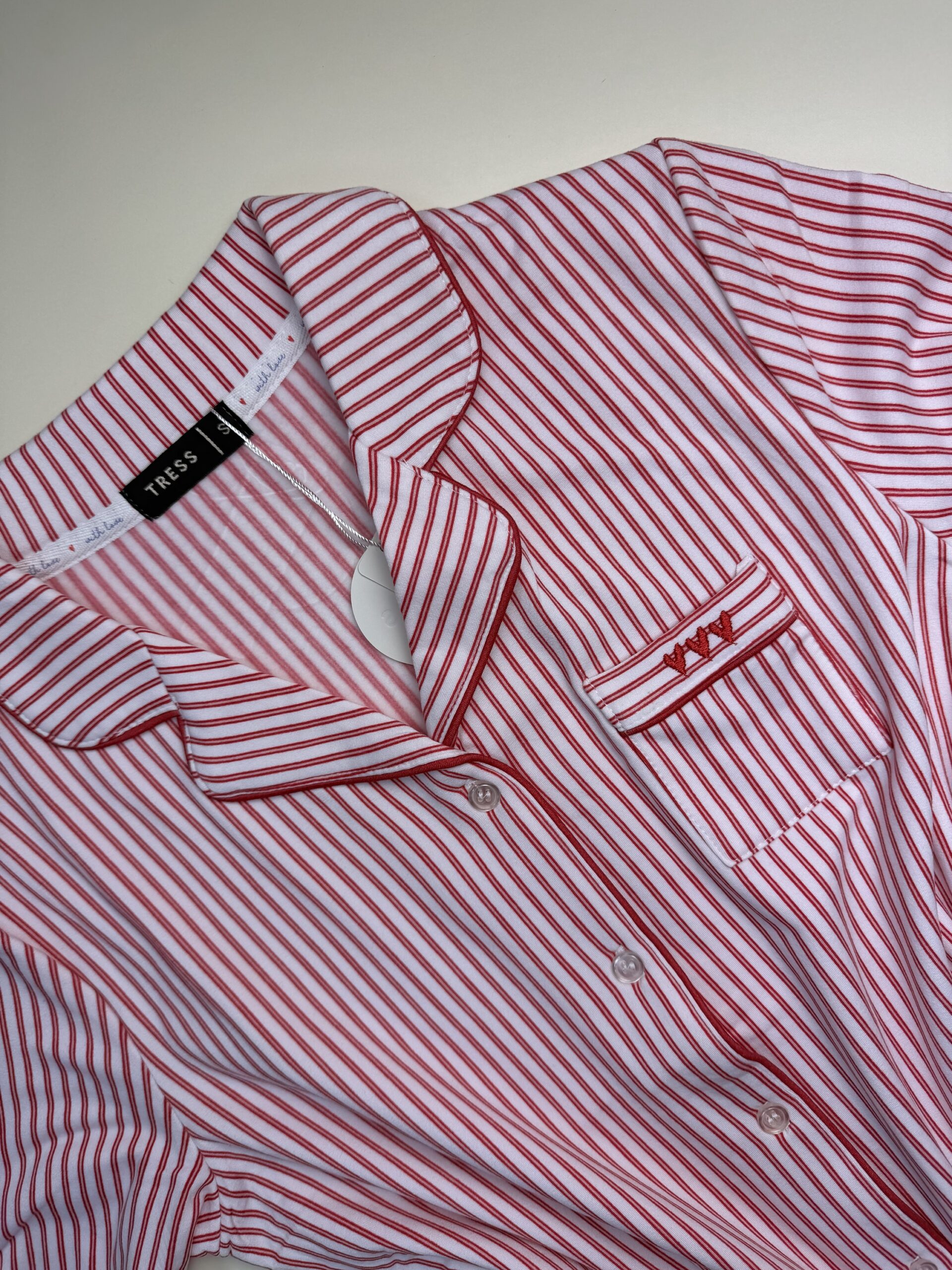 Pyjama boutonné " rouge à rayures " – Image 3