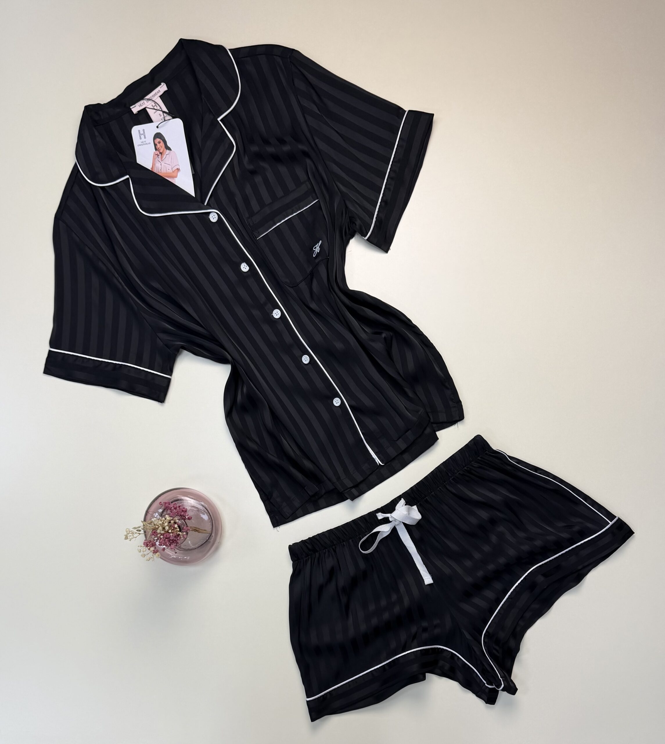 Pyjama short boutonée en satin H " Noir " – Image 2