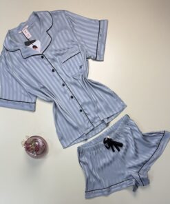 Alternative view of Pyjama short boutonée en satin H " Bleu "