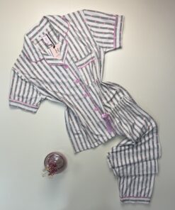 Pyjama boutonné haut demi manche H " à rayures noir "