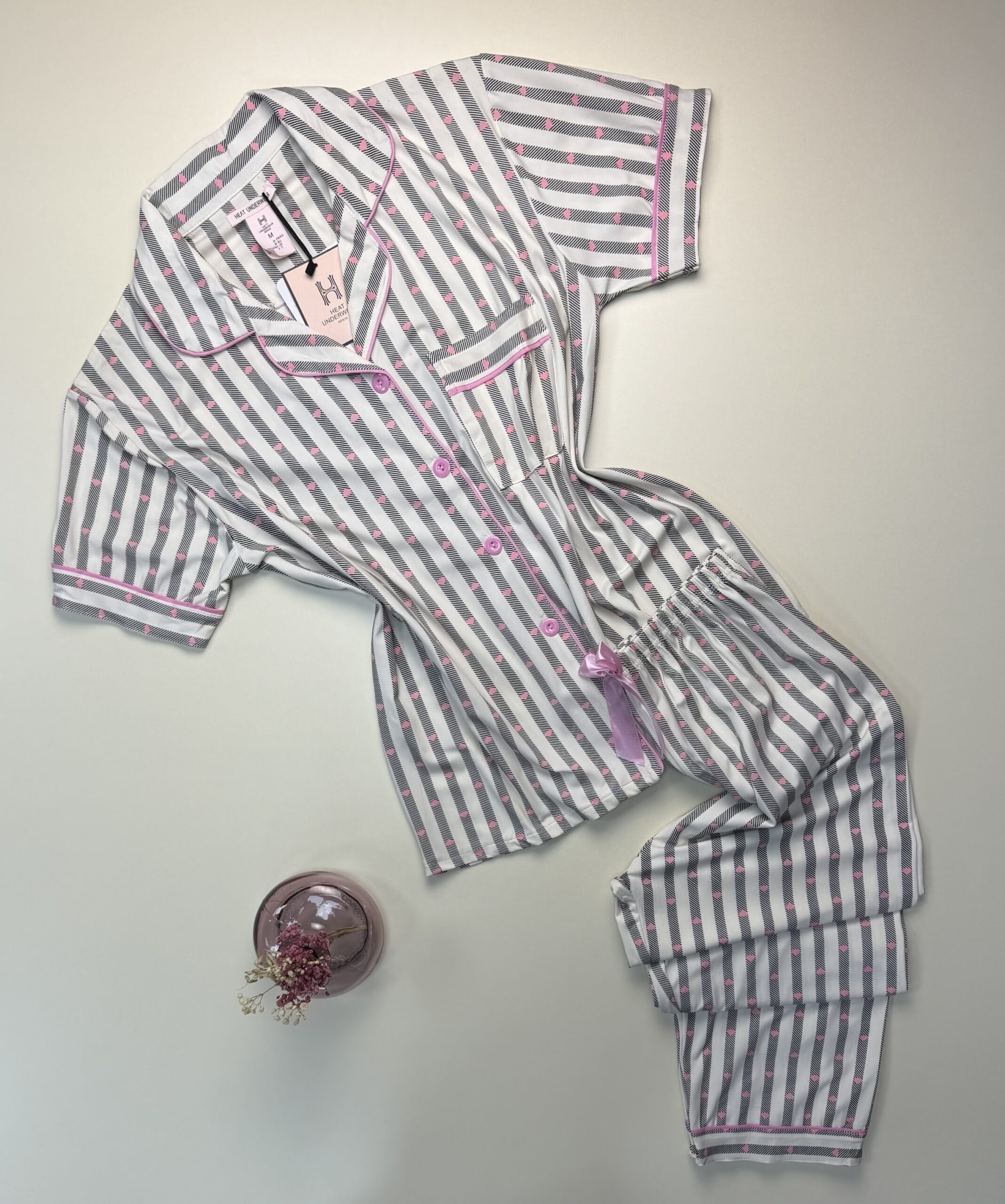 Pyjama boutonné haut demi manche H " à rayures noir "