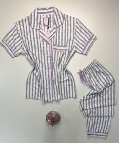 Alternative view of Pyjama boutonné haut demi manche H " à rayures noir "