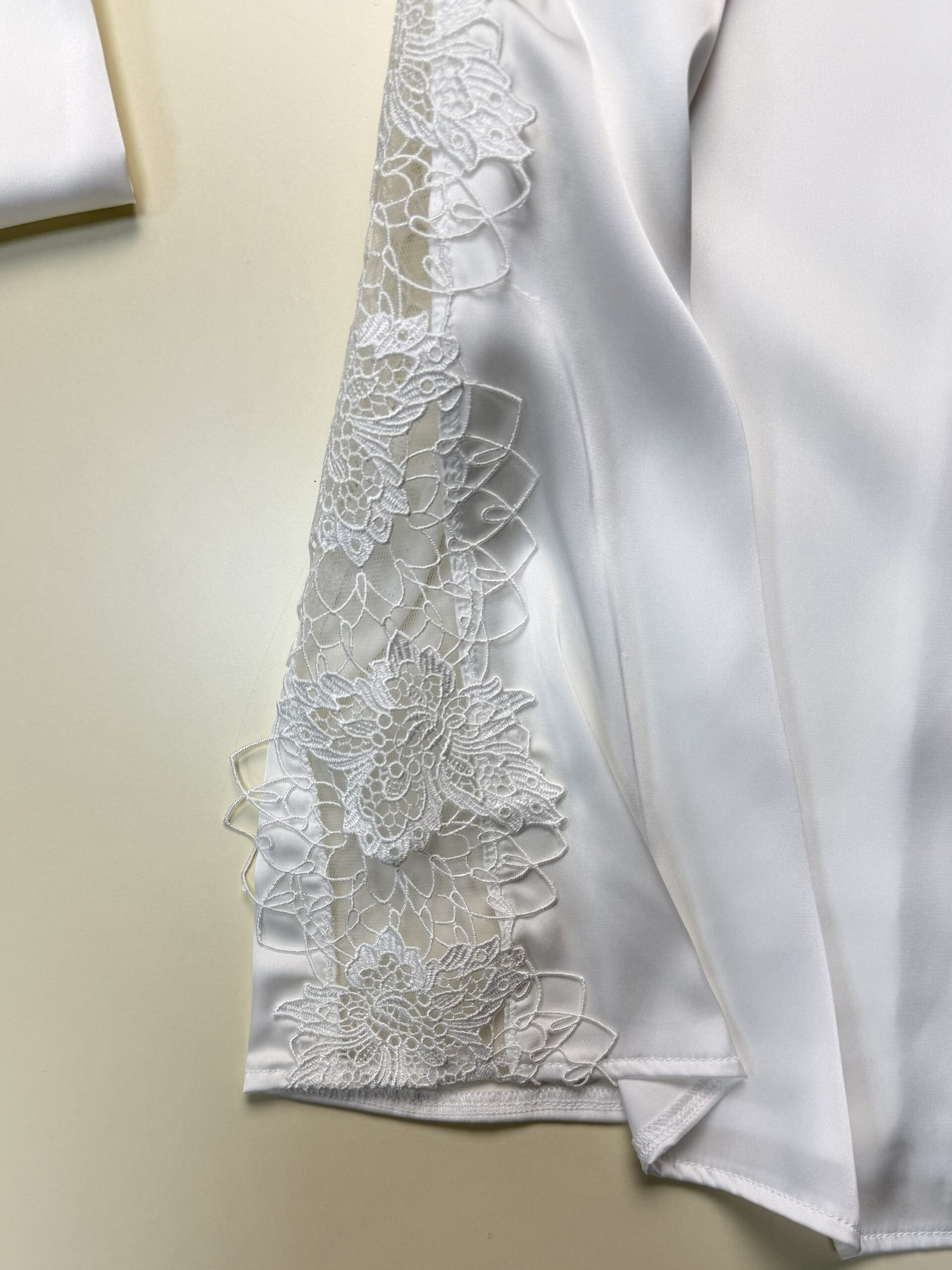 Nuisette peignoir long en satin " Blanc " – Image 3