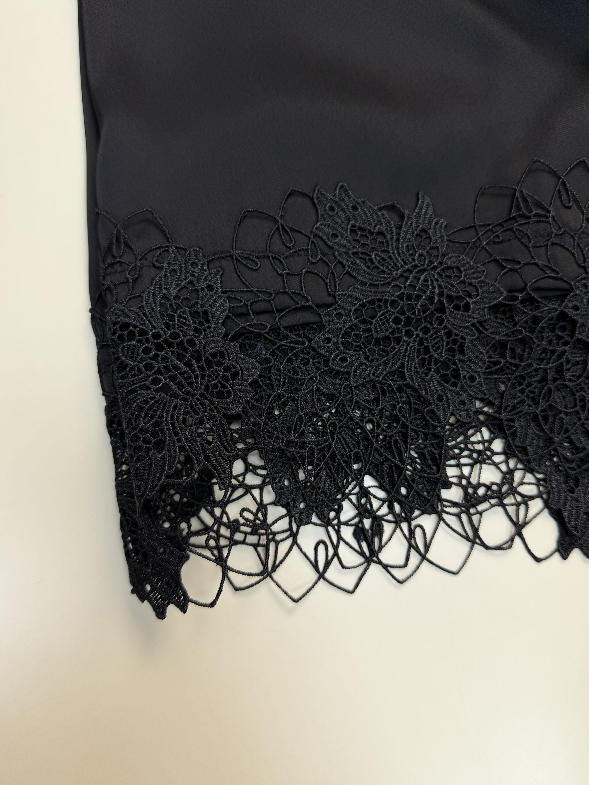 Nuisette peignoir long en satin " Noir" – Image 3