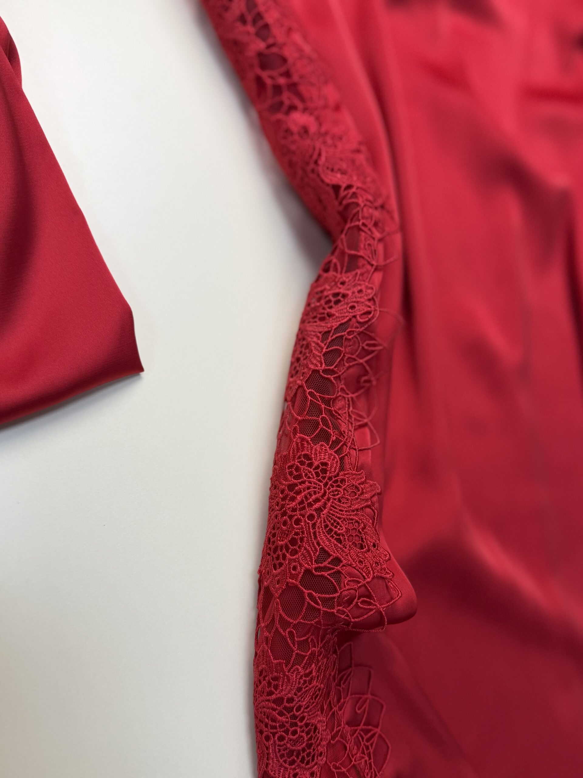 Nuisette peignoir long en satin " Rouge " – Image 3