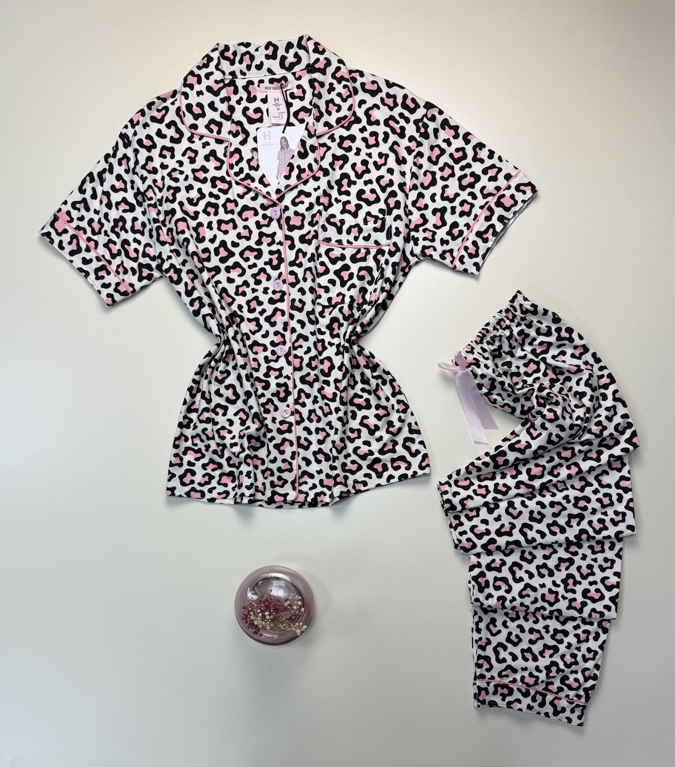 Pyjama boutonné haut demi manche " Léopard rose " – Image 3