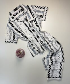 Pyjama boutonné haut demi manche " Blanc cassé à motifs "