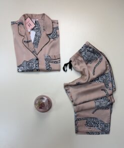 Alternative view of Pyjama boutonnée haut demi manche en satin -H- " Léopard "