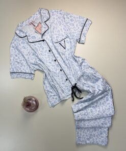 Pyjama boutonnée haut demi manche -H- " Léopard bleu "