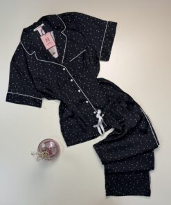 Pyjama boutonnée en satin demi manche " Noir petit pois "