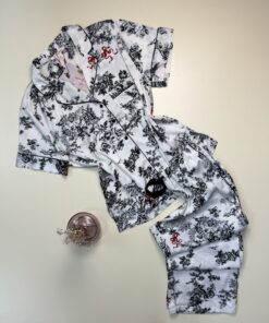 Pyjama boutonnée en satin demi manche " Blanche à fleurs "