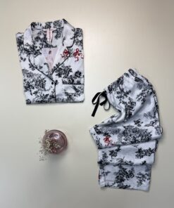 Alternative view of Pyjama boutonnée en satin demi manche " Blanche à fleurs "