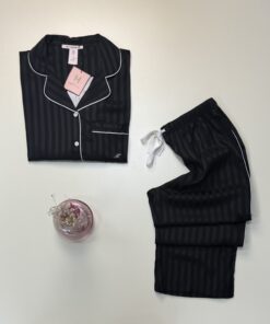 Alternative view of Pyjama boutonné en satin haut demi manche "Noir " - H -