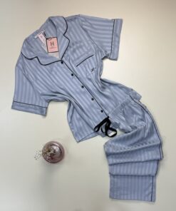 Pyjama boutonné en satin haut demi manche " Bleu " - H -