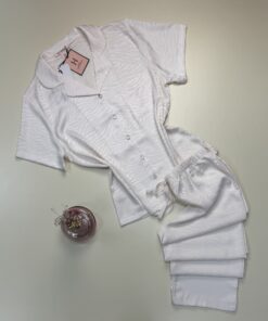 Pyjama boutonné en satin " Blanc cassé " -H-