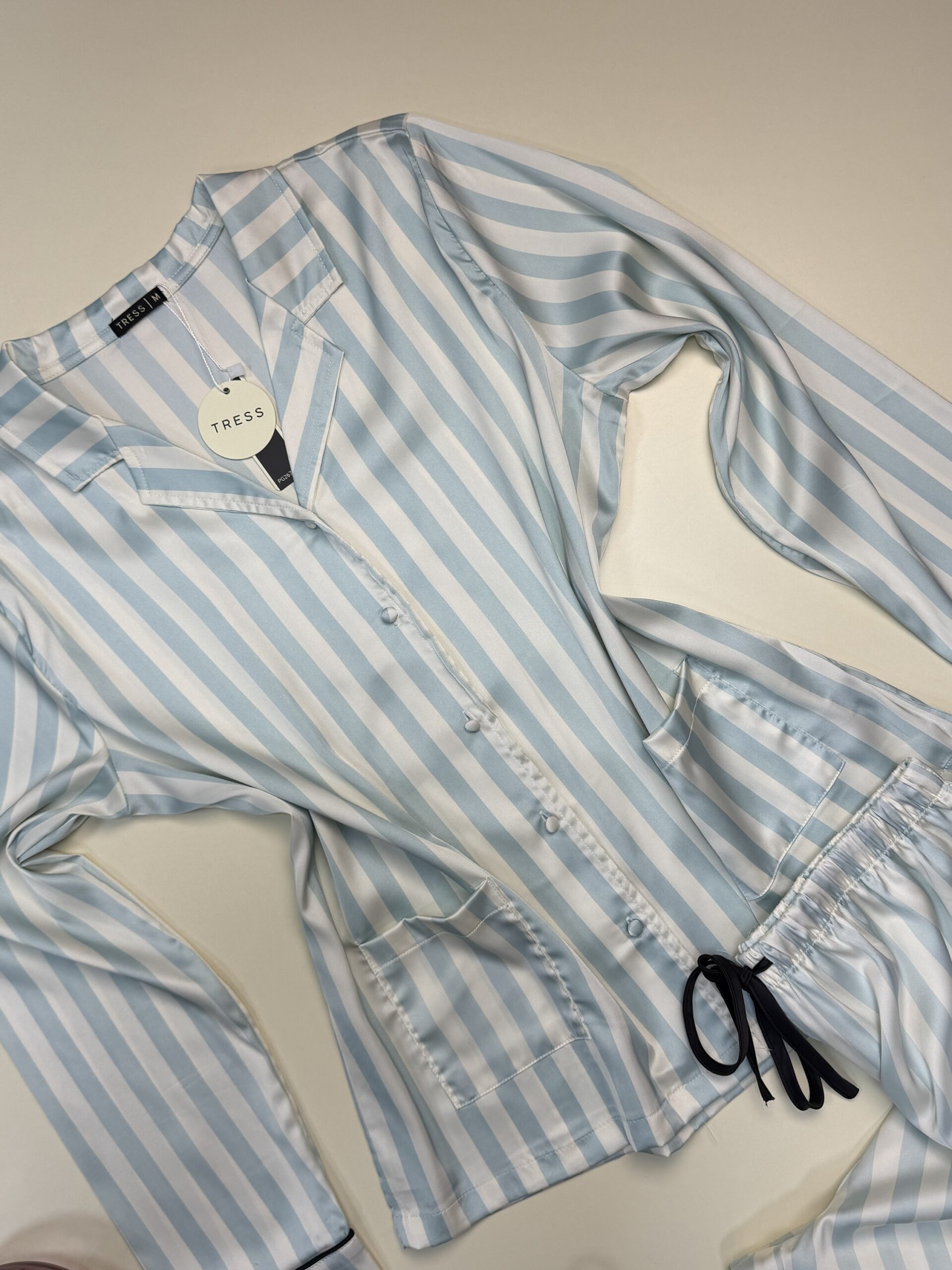 Pyjama boutonné en satin haut manche longue " Bleu à rayures " -TRESS- – Image 4
