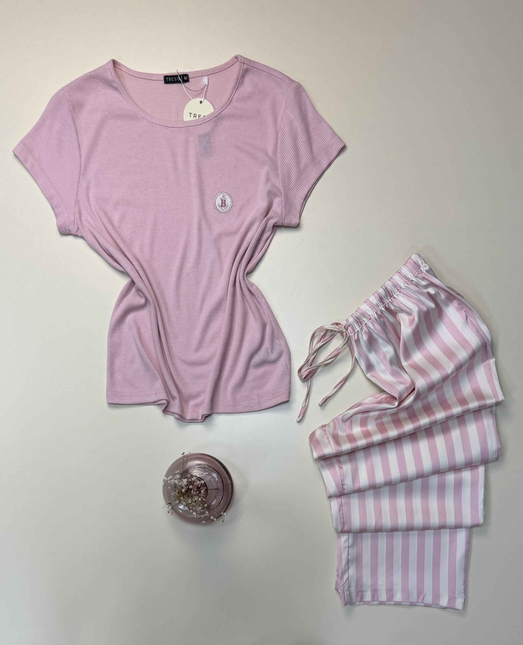 Pyjama haut demi manche pantalon en satin " Rose " – Image 3