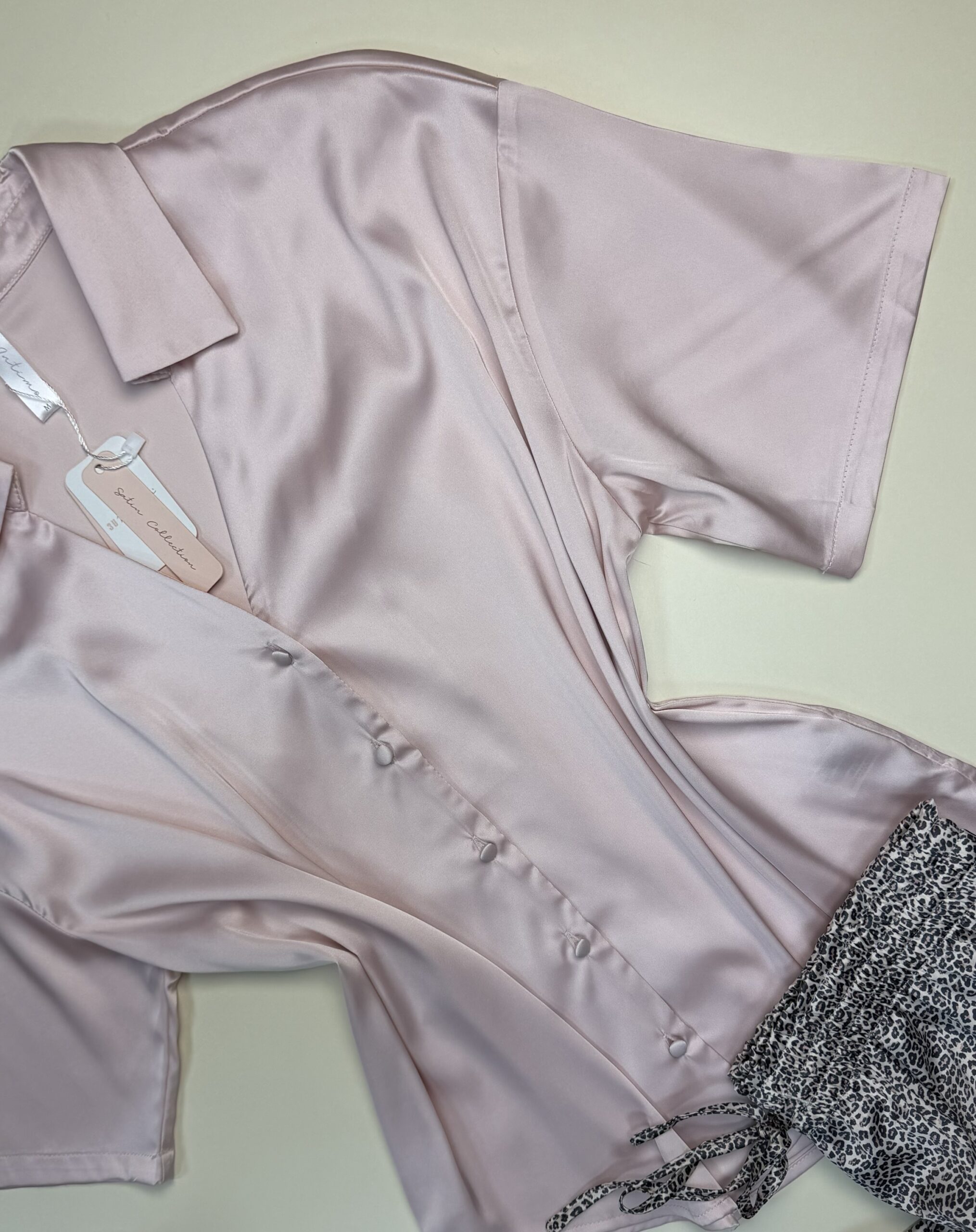 Pyjama boutonné en satin haut demi manche " Rose " - TRESS - – Image 4
