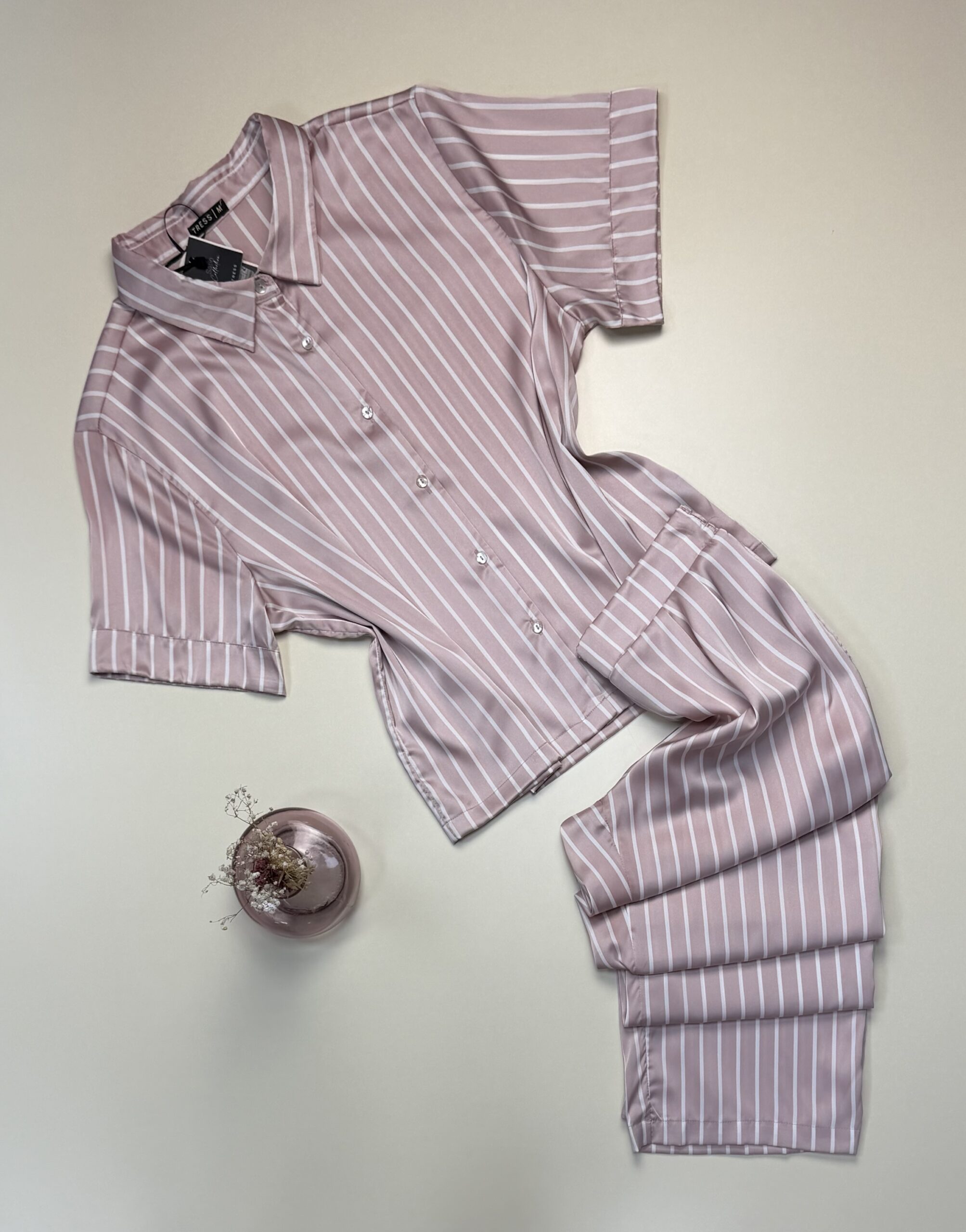Pyjama boutonné en satin haut demi manche  » Rose à rayures  » -TRESS-