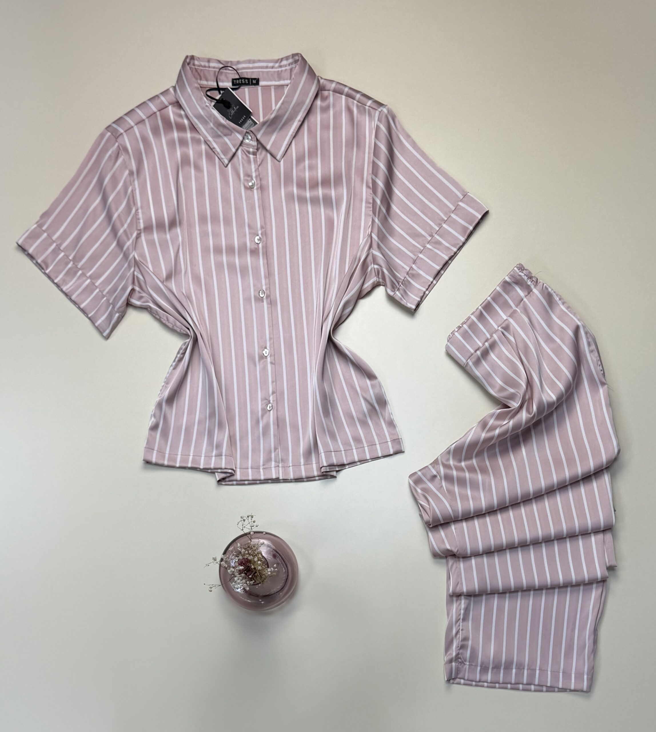 Pyjama boutonné en satin haut demi manche " Rose à rayures " -TRESS- – Image 3