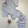Pyjama boutonné en satin haut demi manche " Blanc à rayures " -TRESS-