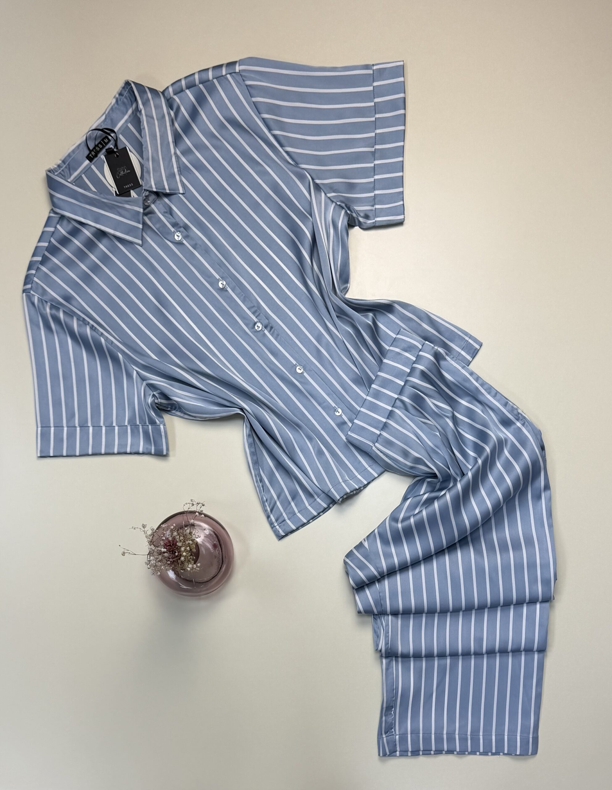 Pyjama boutonné en satin haut demi manche  » Bleu à rayures  » -TRESS-