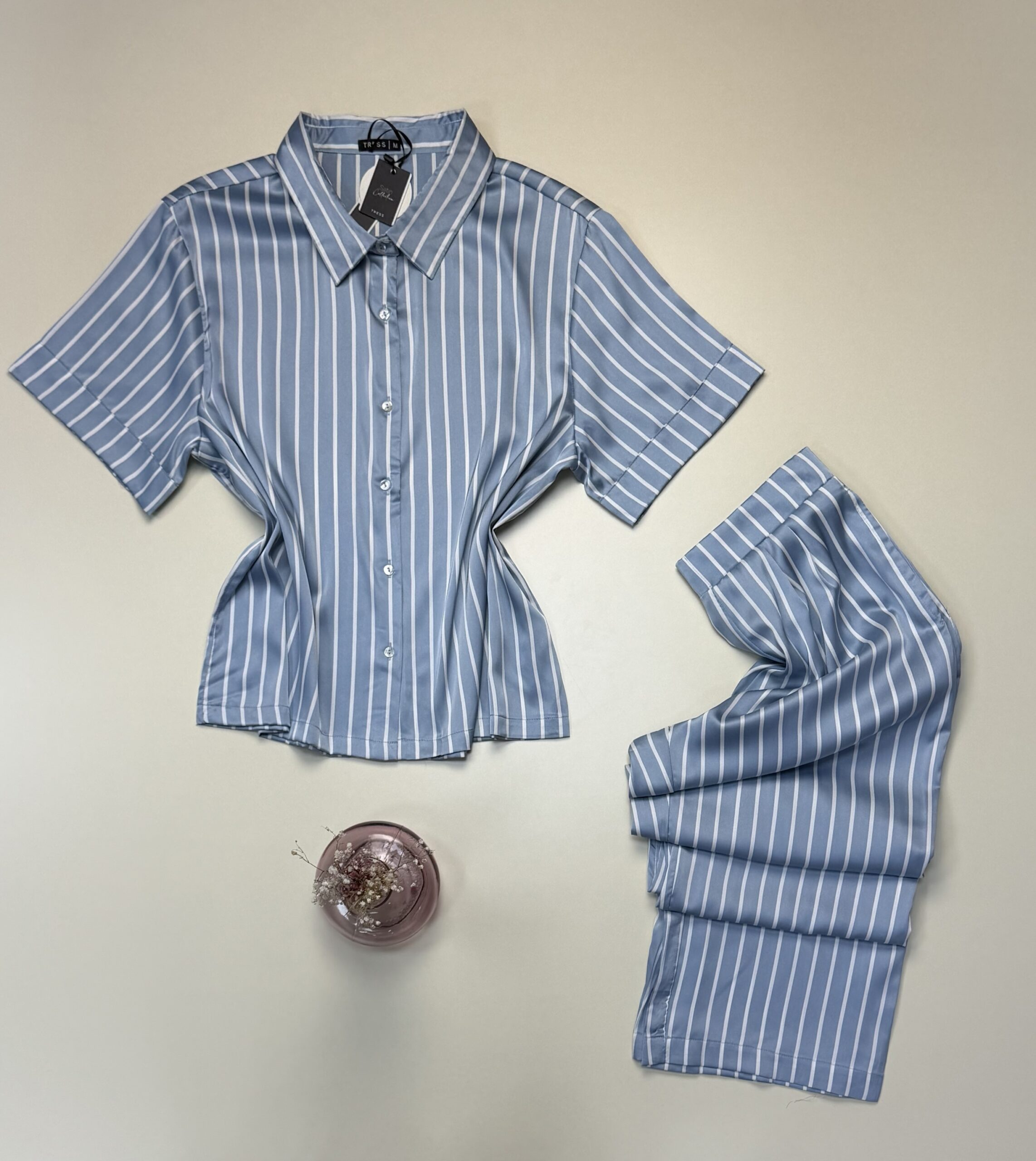 Pyjama boutonné en satin haut demi manche " Bleu à rayures " -TRESS- – Image 3