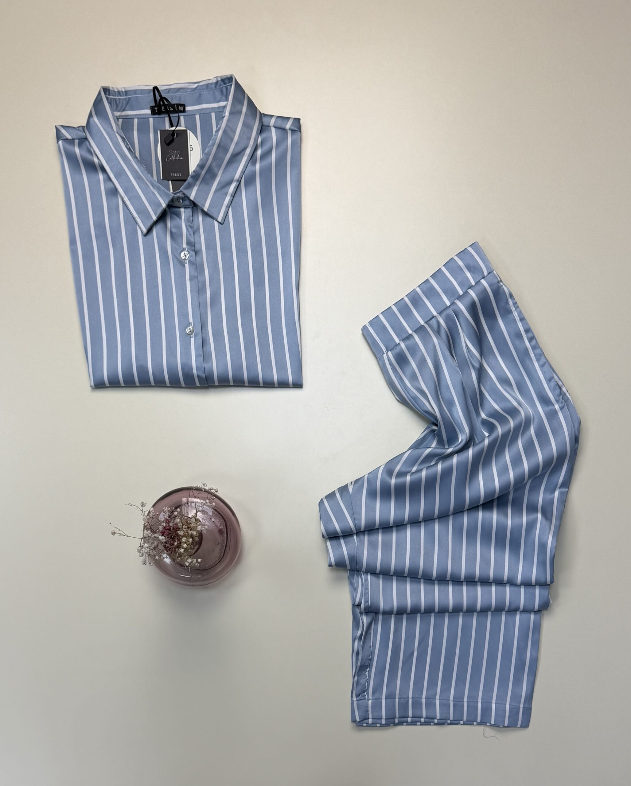 Pyjama boutonné en satin haut demi manche " Bleu à rayures " -TRESS- – Image 2