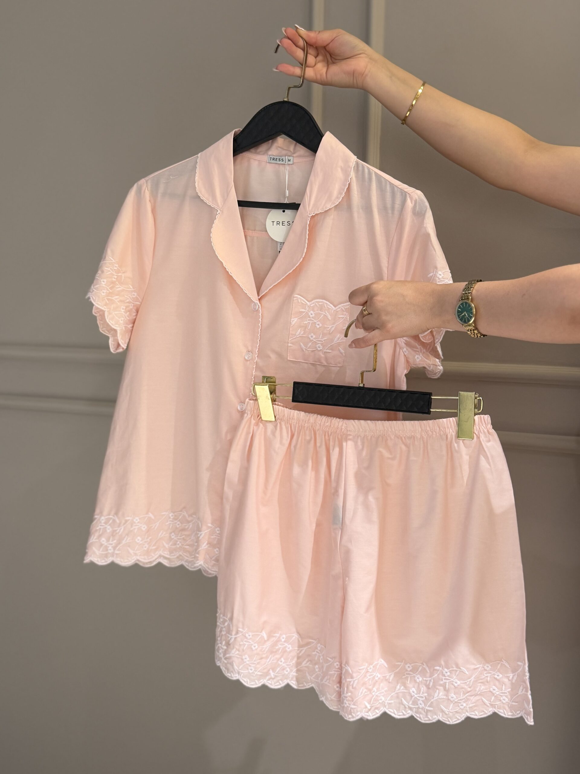 Pyjama short haut demi manche boutonné 100% Coton " Rose " avec broderie