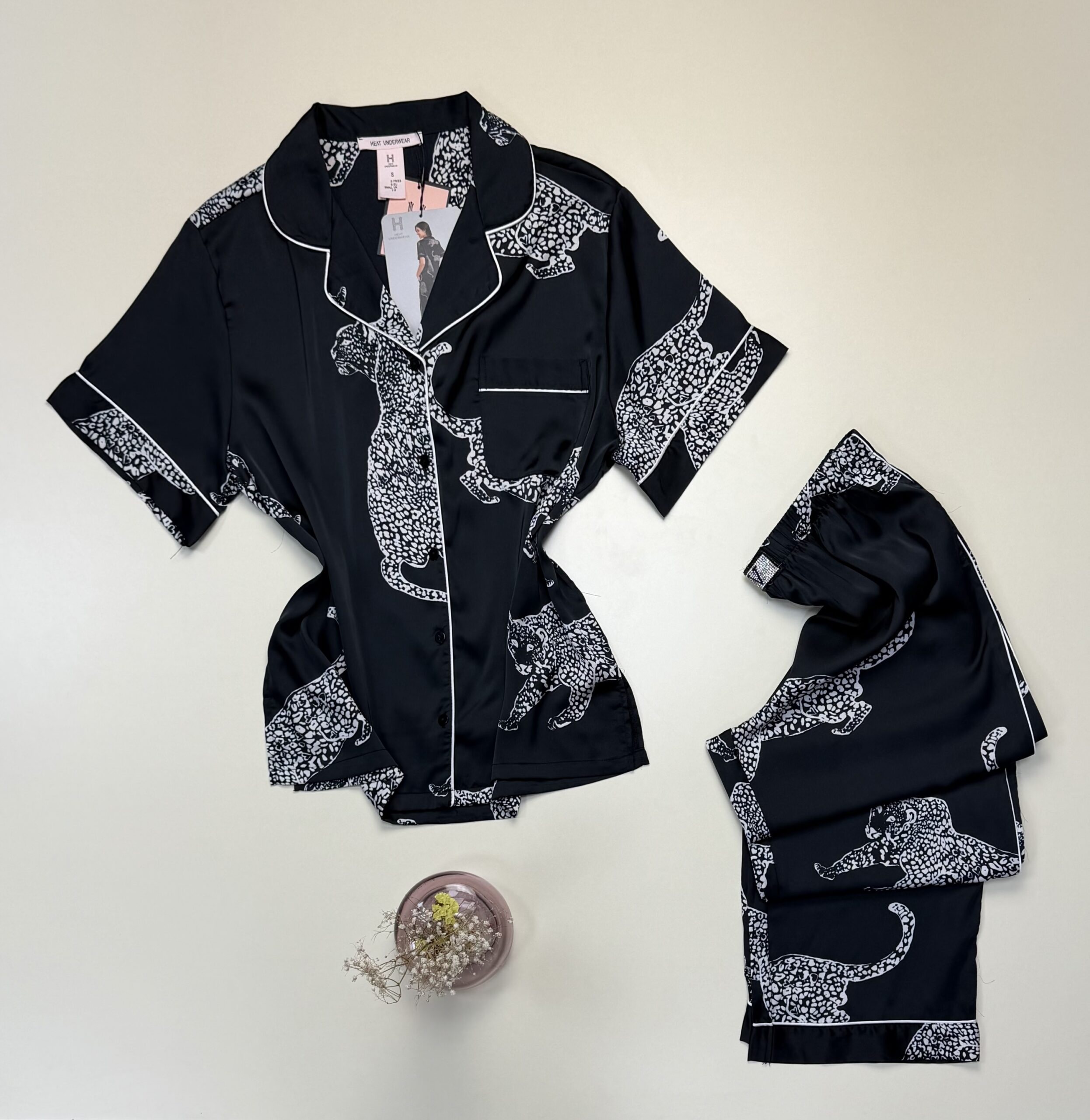 Pyjama boutonné en satin demi manche "Noir" -H- – Image 3