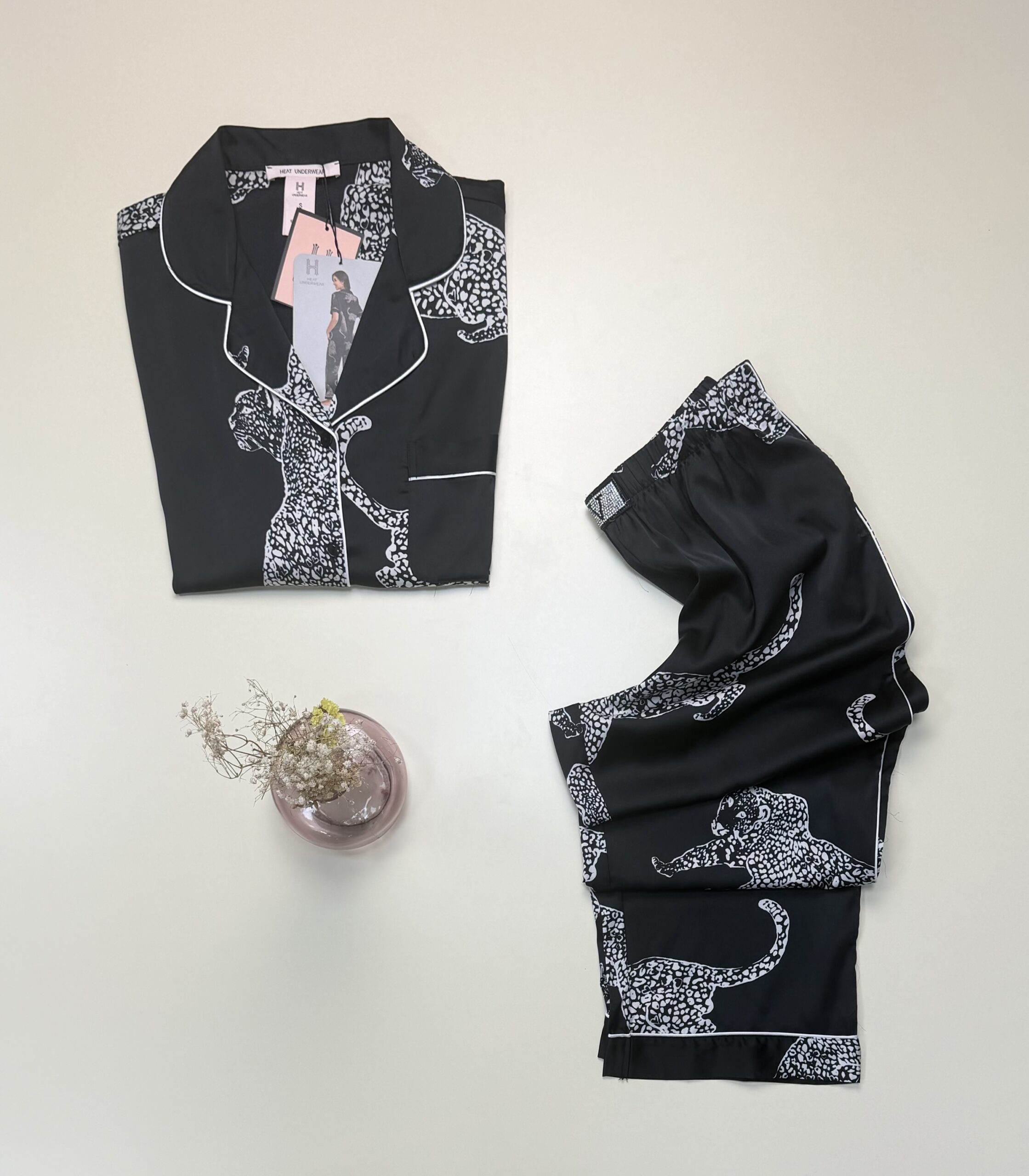Pyjama boutonné en satin demi manche "Noir" -H- – Image 2