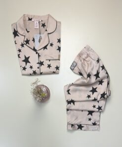 Alternative view of Pyjama boutonné en satin demi manche "Beige" -H-
