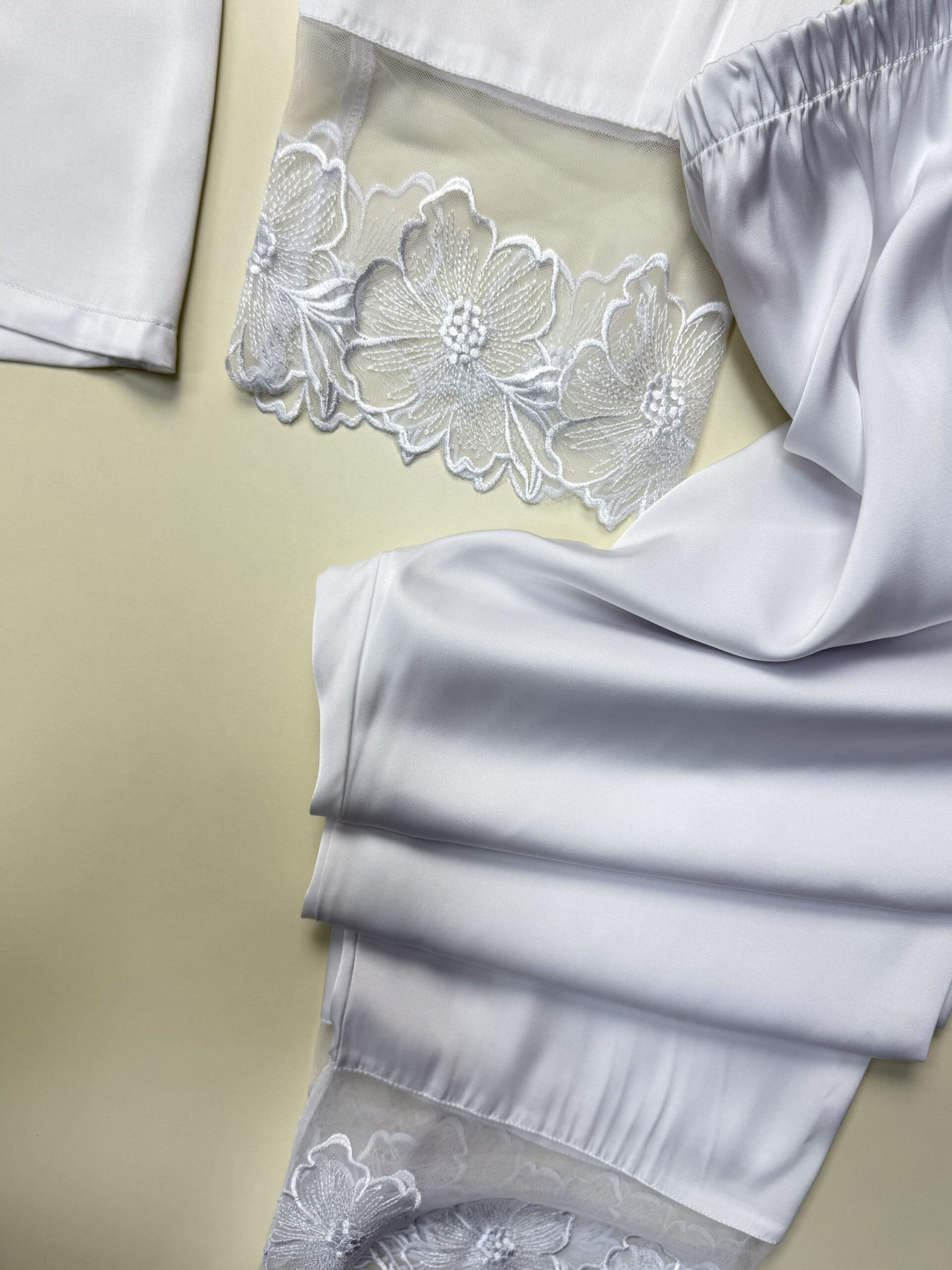 Pyjama boutonné en satin dentelle "Blanc" – Image 3