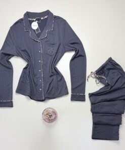 Pyjama boutonné haut manche longue " Motifs léopard gris " – Image 3