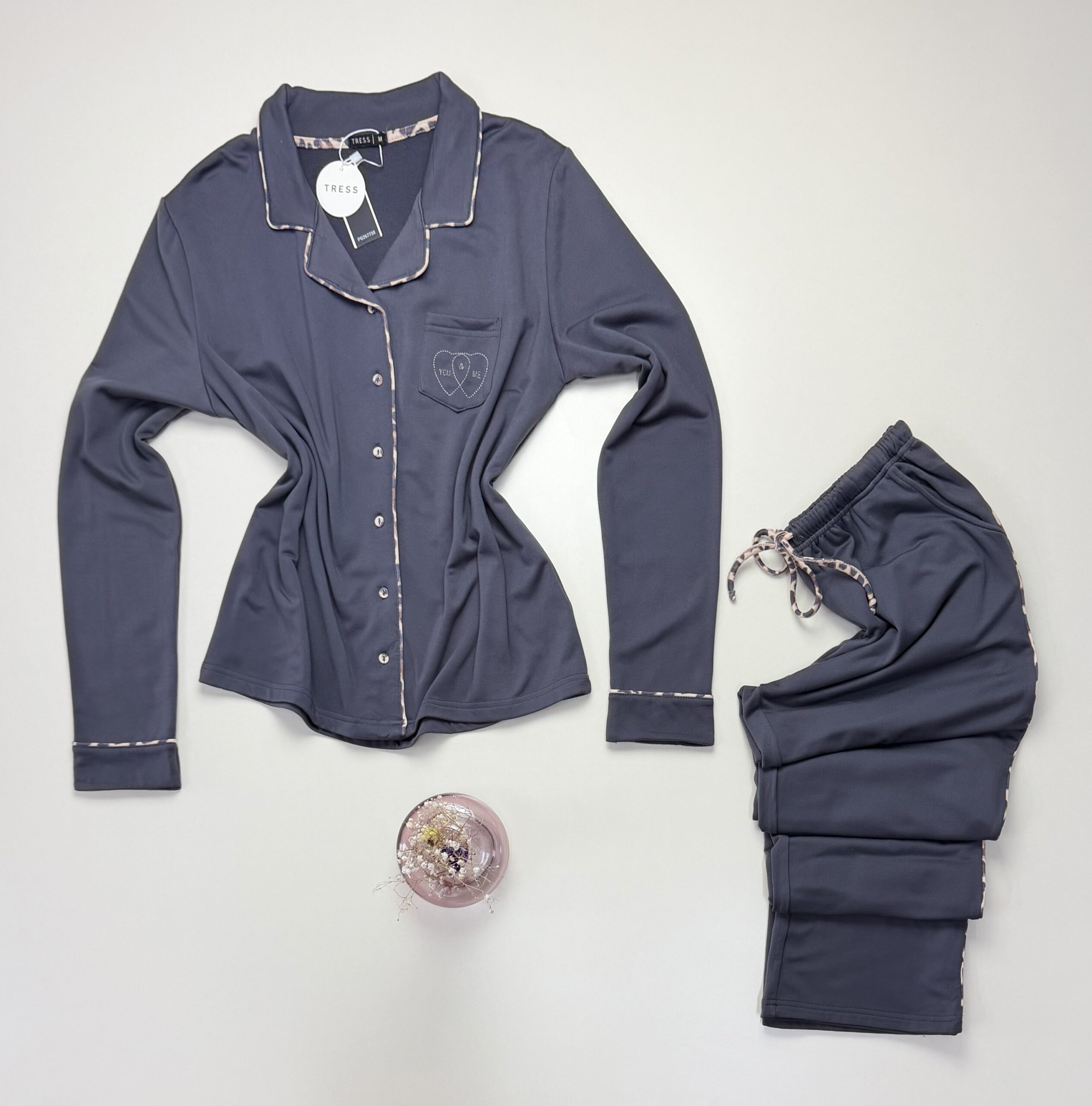 Pyjama boutonné haut manche longue " Motifs léopard gris " – Image 3